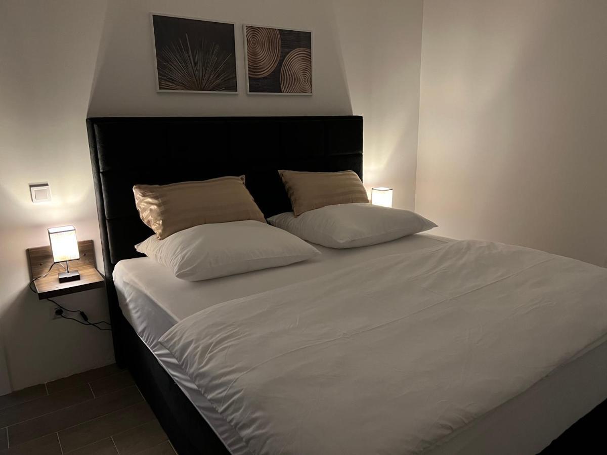 Madamik Apartments Bijela Luaran gambar