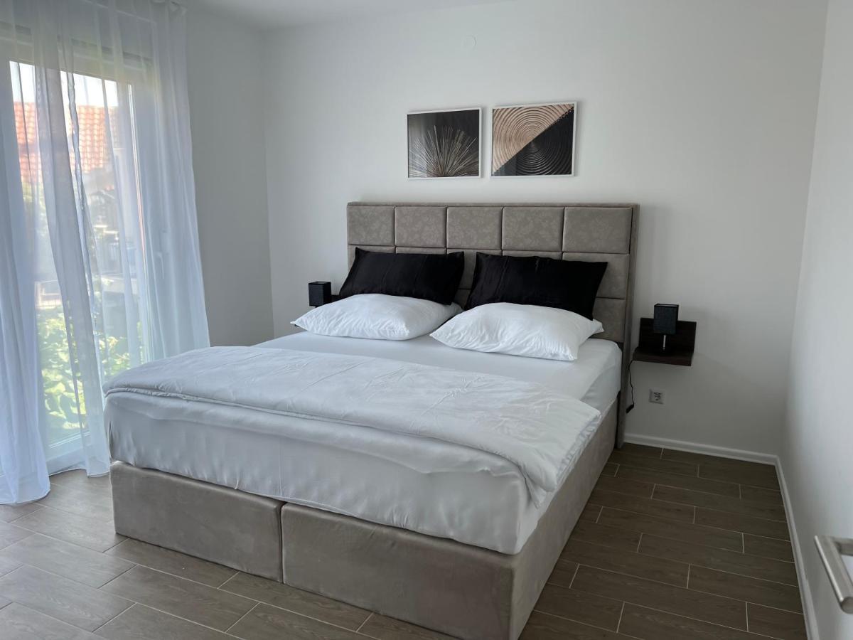 Madamik Apartments Bijela Luaran gambar