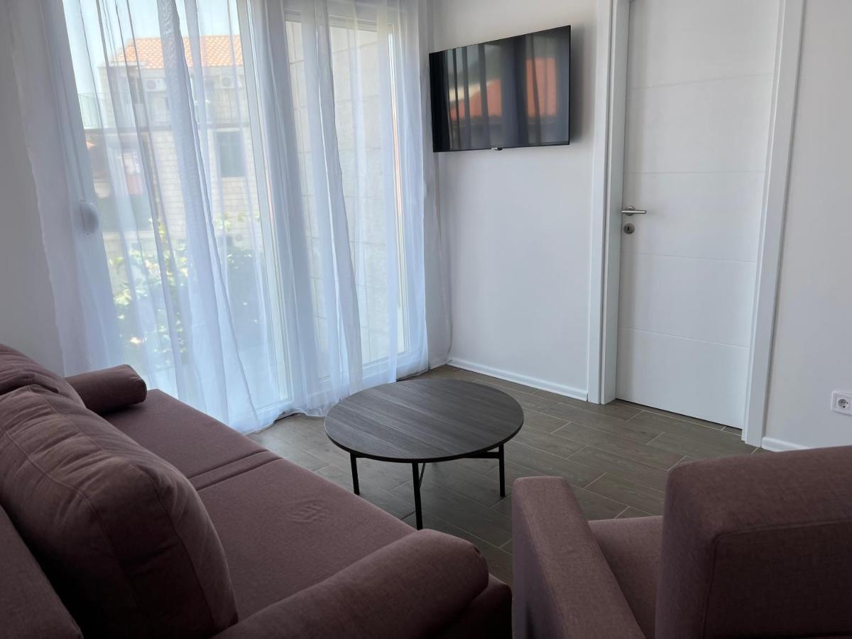 Madamik Apartments Bijela Luaran gambar