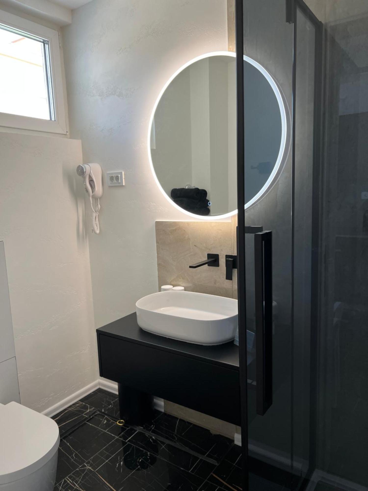 Madamik Apartments Bijela Luaran gambar