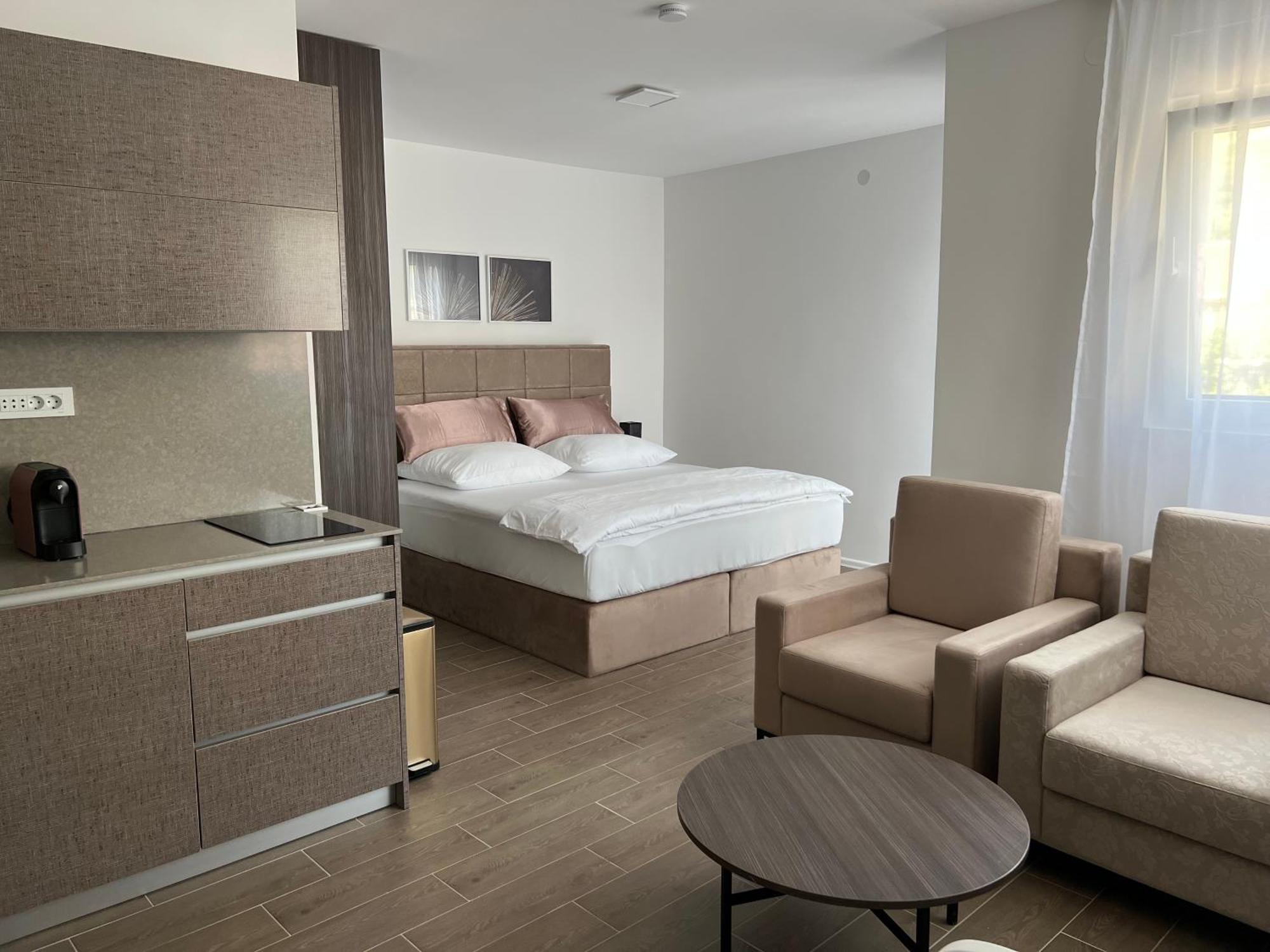 Madamik Apartments Bijela Luaran gambar